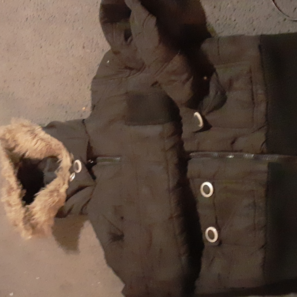 Short winter puffer coat for women